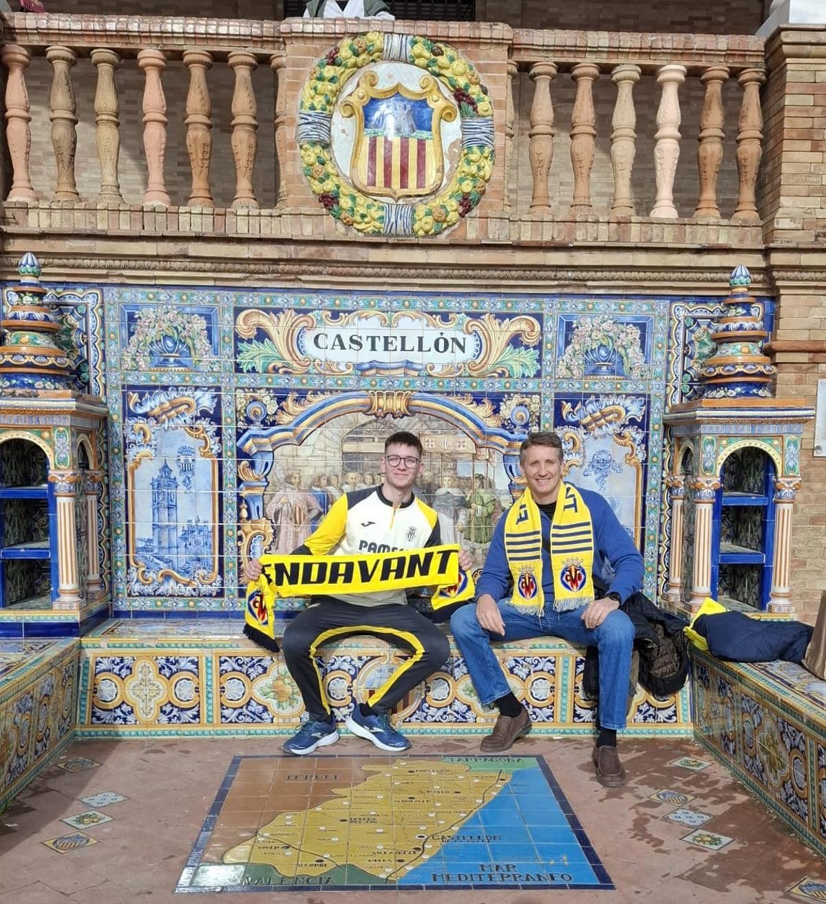 Padre e hijo, en la Plaza de España de Sevilla.