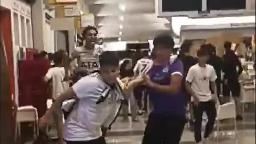 Mesas y sillas voladoras siembran el caos en una 'batalla campal' en el Dos Mares de San Javier