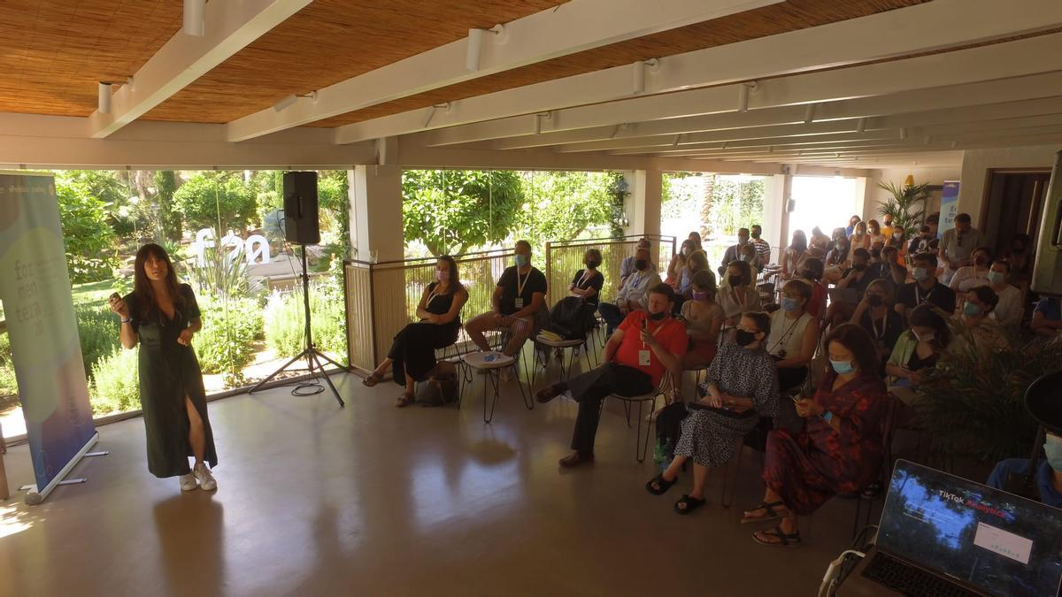 Soraya Castellanos, de TikTok, en una ponencia en el Formentera20