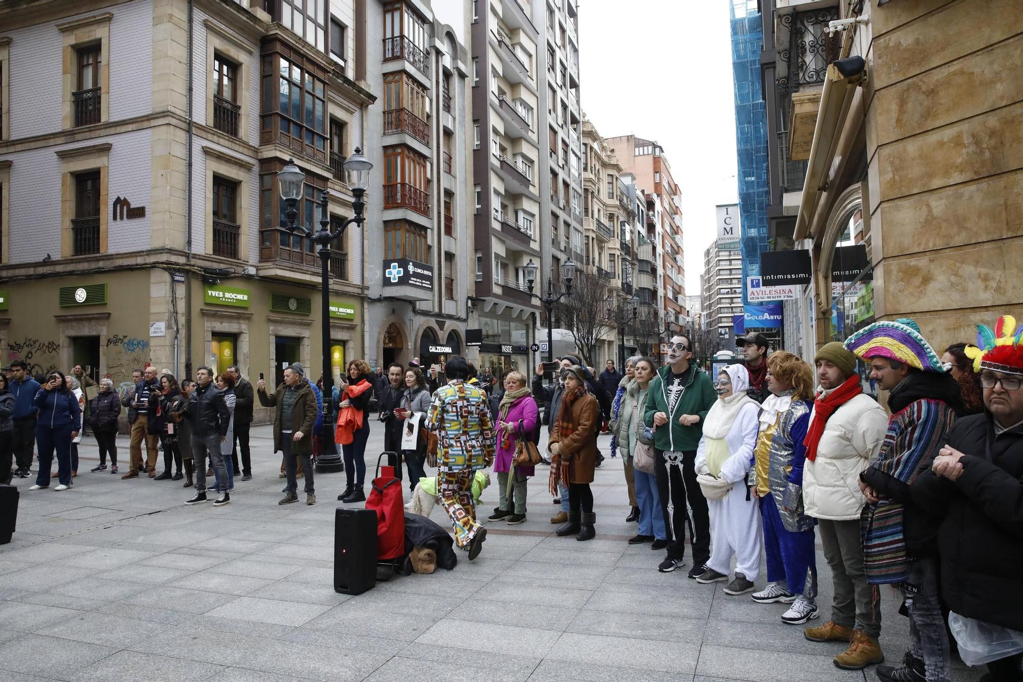 El multitudinario homenaje a ABBA en Gijón de la mano de Robert Taboada y sus bailarines aficionados, en imágenes