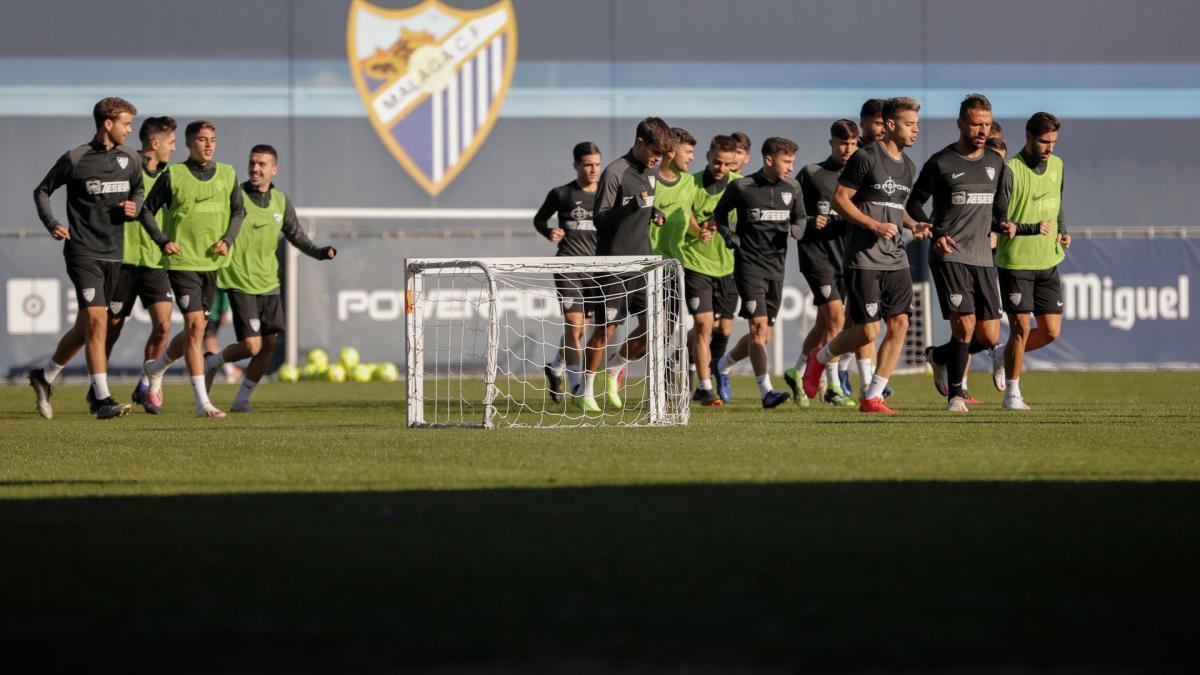 La plantilla blanquiazul, durante un entrenamiento.