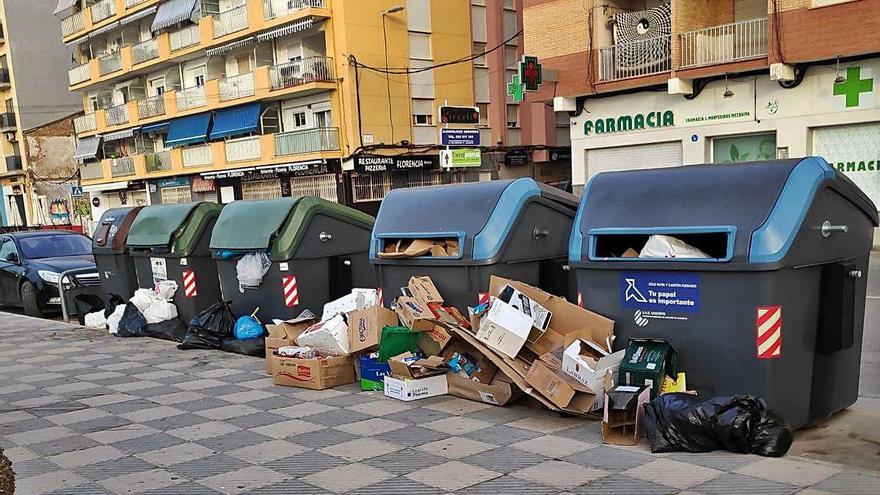 Contenedores llenos en la avenida Mediterráneo.