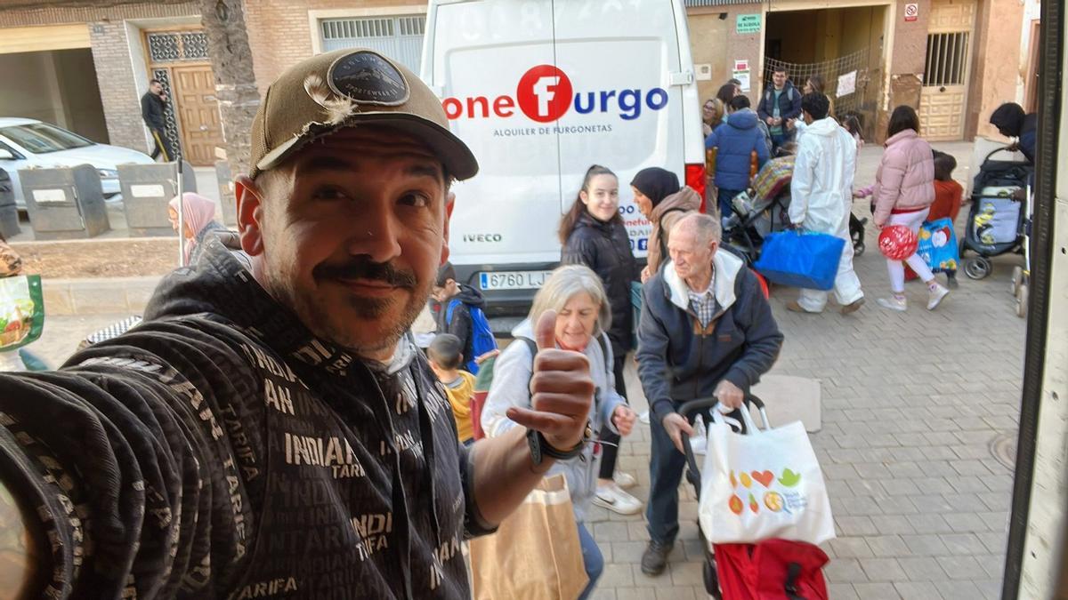 Iván Bravo, en el momento de descargar ayuda de Málaga en Paiporta, tras la DANA.