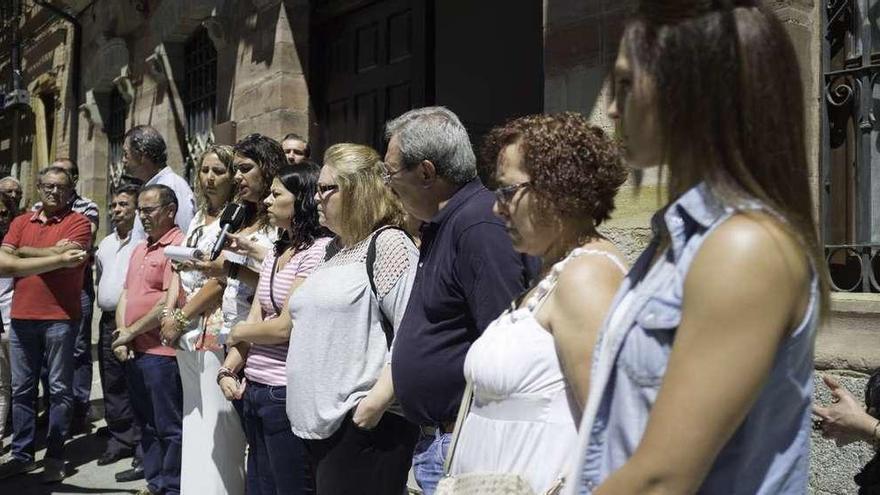 Un momento de la concentración. En primer plano, familiares de los guardias civiles asesinados por ETA.