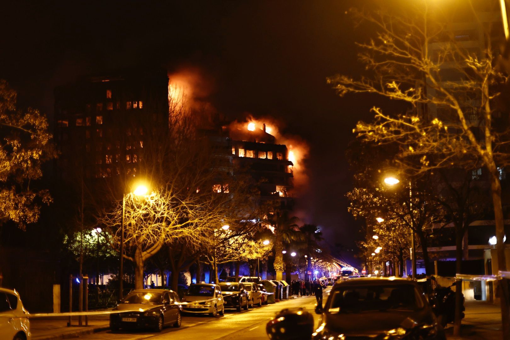 El fuego devora un edificio en la avenida Maestro Rodrigo de València