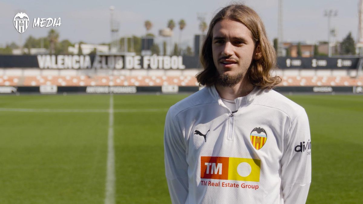 Yarek Gasiorowski renueva con el Valencia