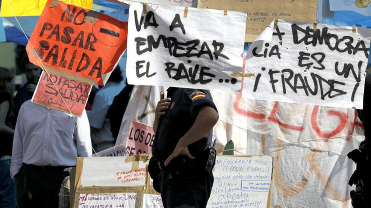 Acampados del 15M en la Puerta del Sol de Madrid, este viernes