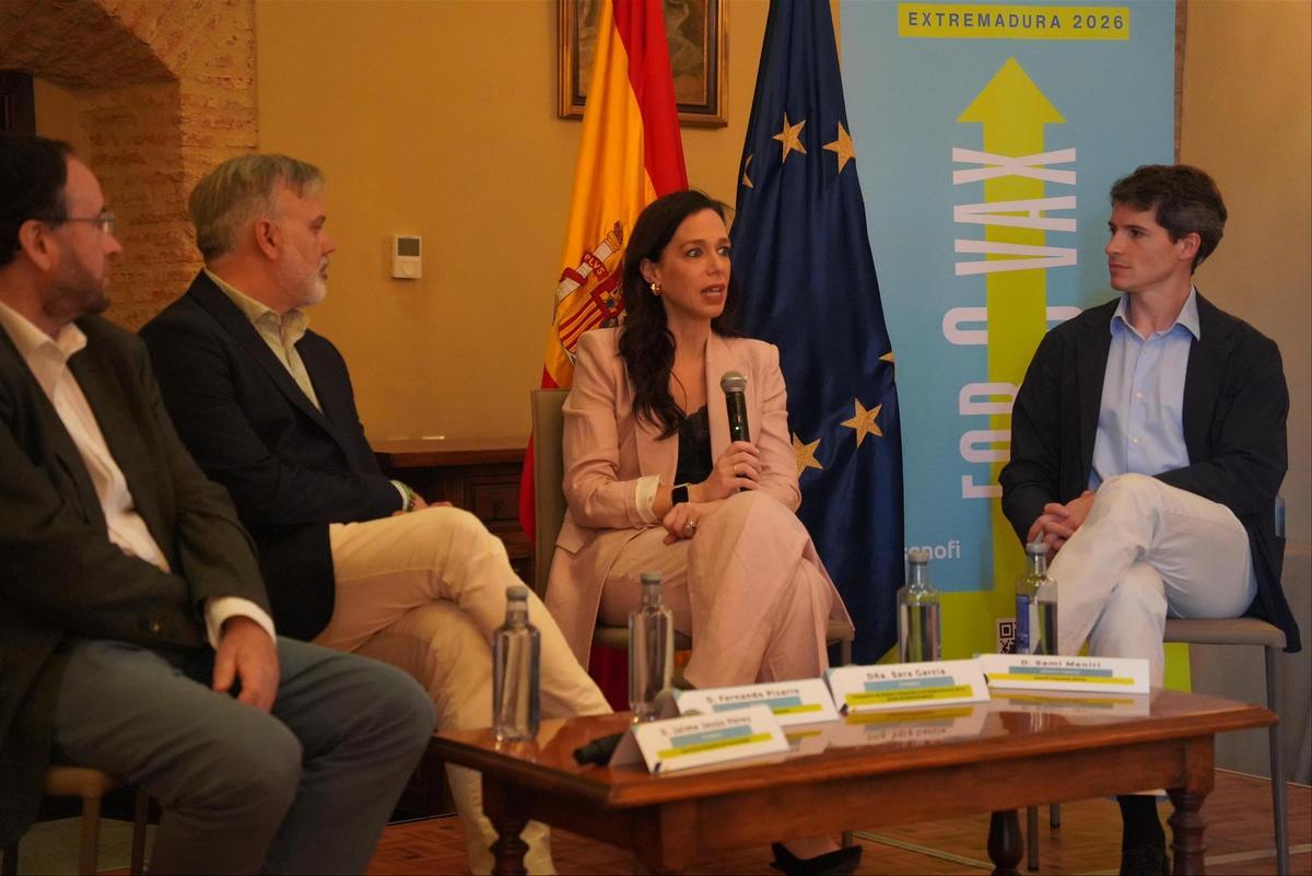 La consejera de Sanidad y el alcalde de Plasencia, en el foro sobre vacunas.