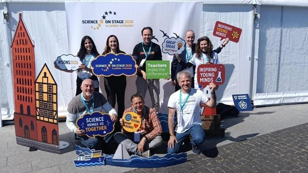 Marcos Naz, arriba en el centro, con otros compañeros, en el certamen lituano.