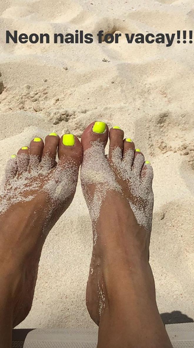 La pedicura amarillo neón de Kim Kardashian