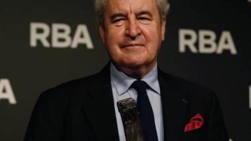 El escritor John Banville, ayer tras recoger el premio.