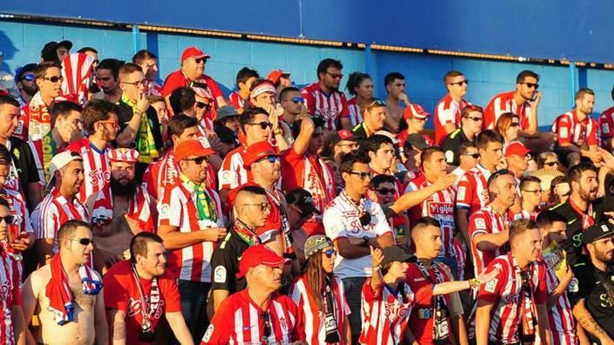 Aficionados del Sporting siguen el partido de Alcorcón en las gradas del estadio.