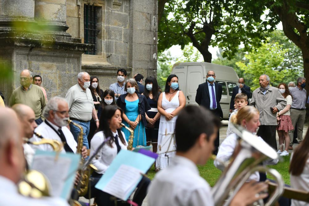 Poio celebra un San Xoán atípico pero con idéntico espíritu festivo