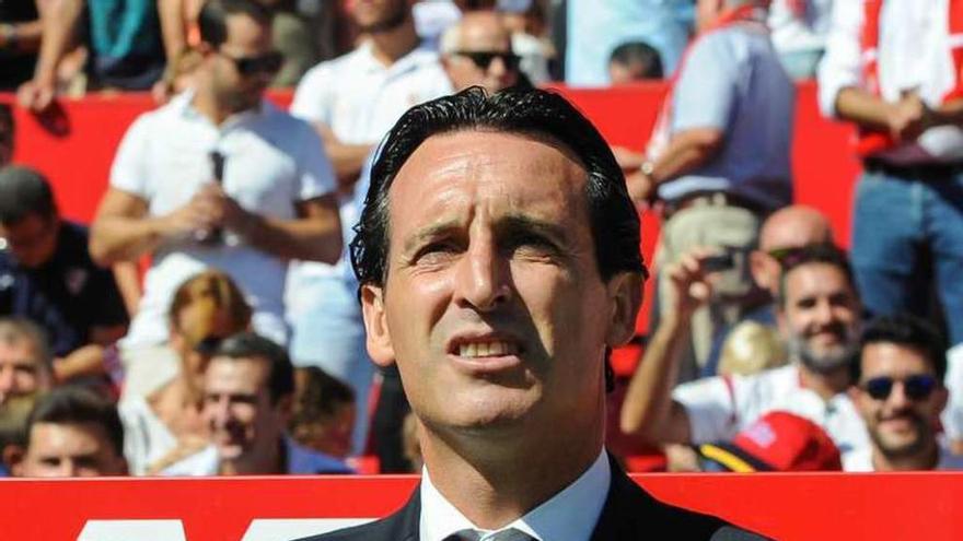 Emery, ayer, en el banquillo del Sánchez Pizjuán. // LOF