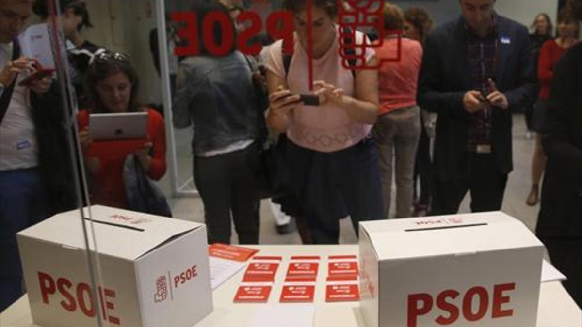 Urnas dispuestas en la sede central del PSOE para las elecciones primarias de mañana.