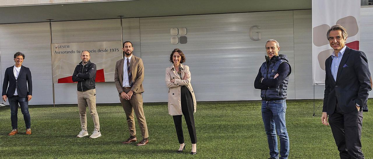 De izquierda a derecha, Pablo Olabe (Thalasia),  Silvestre Segarra (Sprinter), Sergio Serrano y Laura Vicente (Gesem), Javier Navarro (Plaginsa) y Rafael Bernabeu (J’Hayber), en la sede de la consultora ilicitana donde se celebró la reunión empresarial.