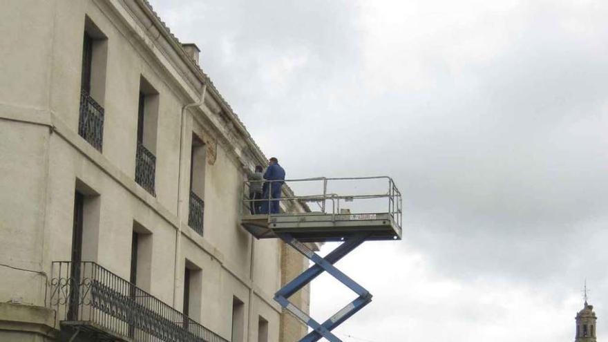 Trabajadores acometen mejoras en una fachada del Ayuntamiento.