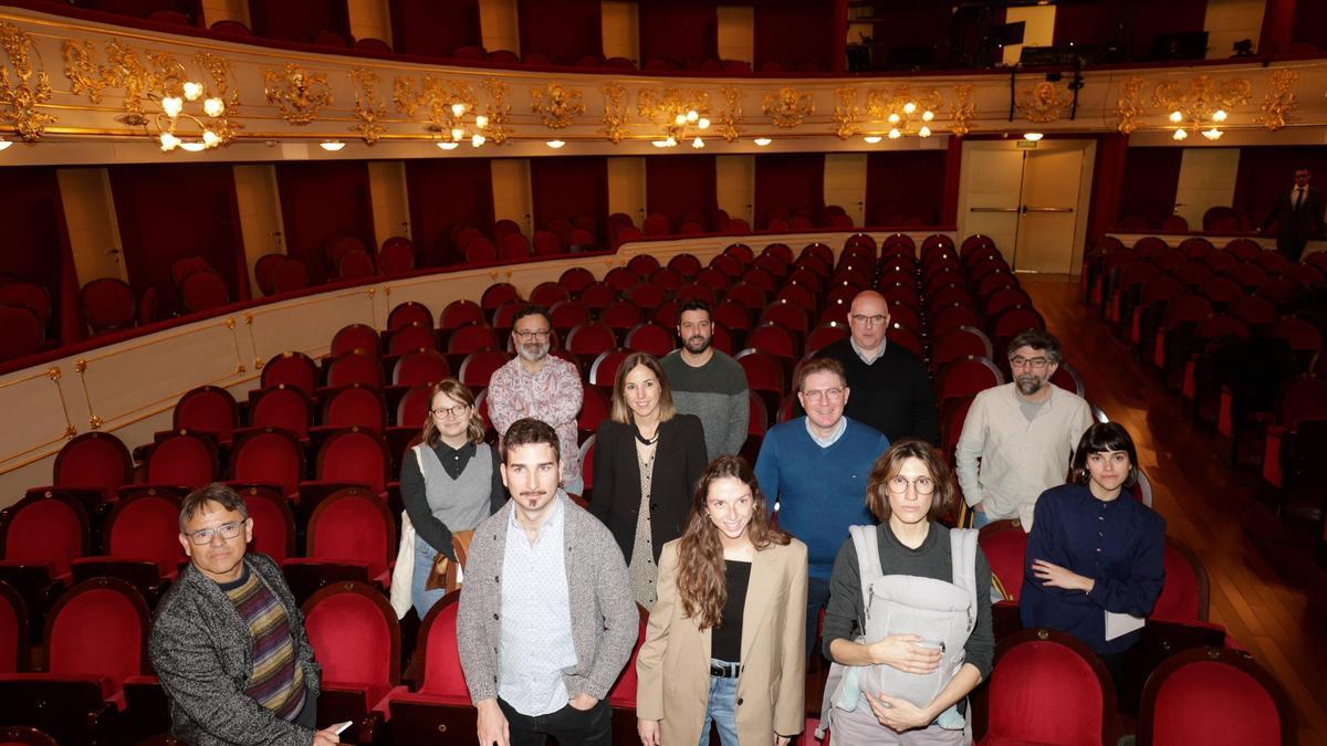 Artistas y autores de espectáculos, la consellera Antònia Roca y el director insular de Cultura, Guillem Ginard han asistido a la presentación de la programación.