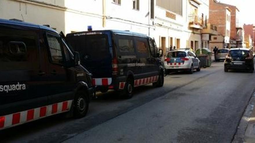 Operatiu dels Mossos al carrer Pirineu de Manresa, on s&#039;ha practicat l&#039;escorcoll · Carles Blaya