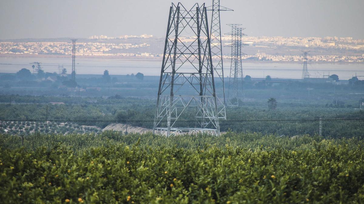 Impacto visual del tendido de alta tensión entre Murcia y la subestación de La Marquesa para abastecer a la desalinizadora de Torrevieja, en una imagen de archivo durante los trabajos de construcción