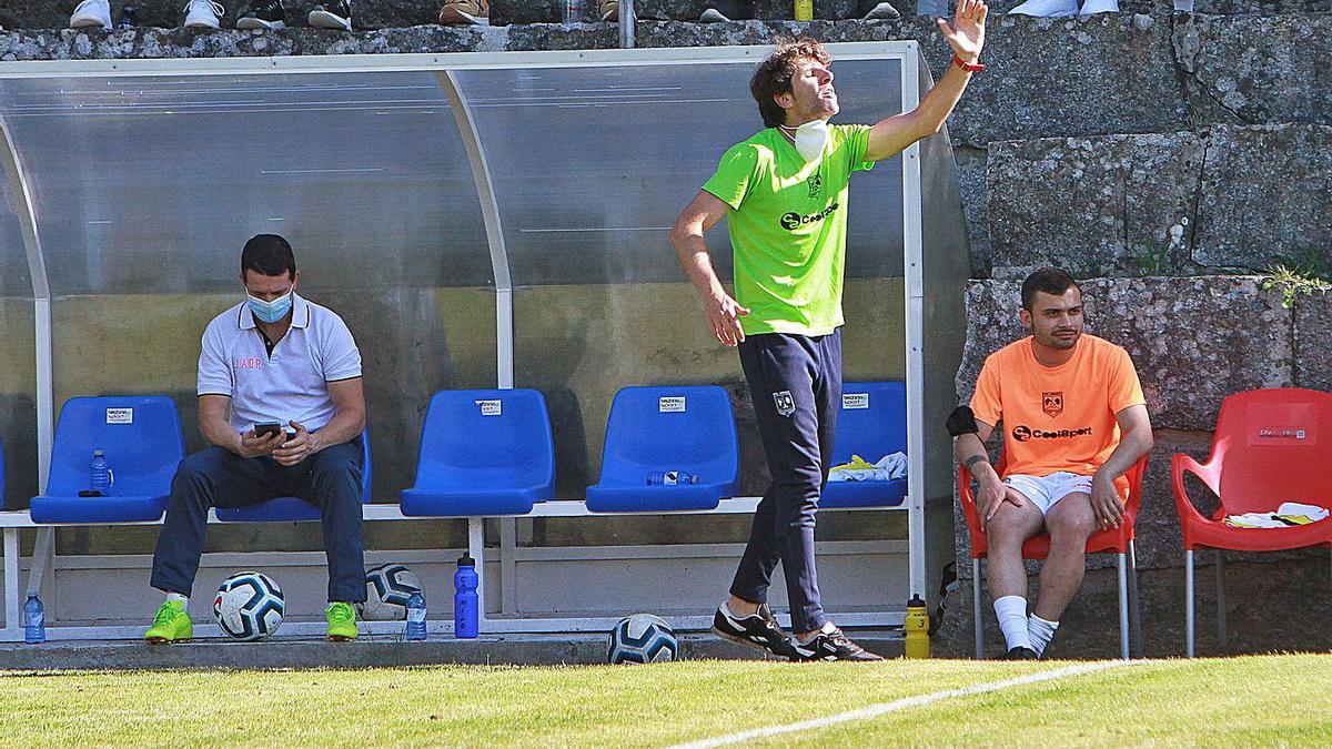 Vilachá, organizando al Atlético Arnoia en uno de los encuentros de la temporada en A Queixeira. |  // I.OSORIO