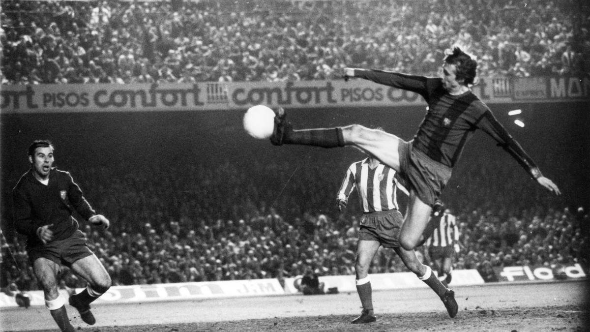 El célebre gol de Johan Cruyff a Miguel Reina en el Barça-Atlético de Madrid de la Liga 1973-74.
