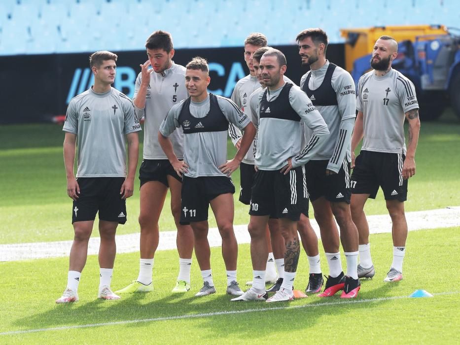 Óscar García dirige a sus jugadores en Balaídos antes de disputar este sábado su primer partido del curso como local.