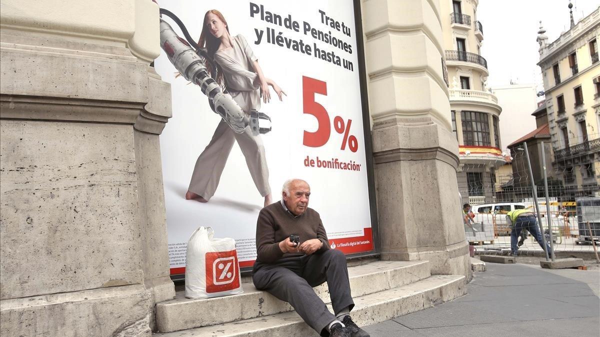 zentauroepp45513781 madrid 18 10 2018   un anciano pide limosna dinero delante u190122195840