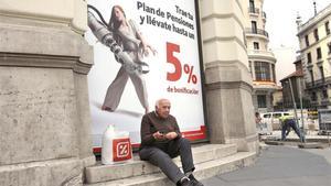 zentauroepp45513781 madrid 18 10 2018   un anciano pide limosna dinero delante u190122195840