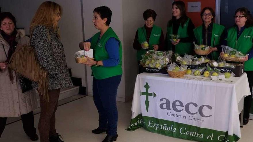 Profesionales y voluntarios de la Asociación Contra el Cáncer repartieron fruta e información en los dos hospitales de Zamora y la calle de Santa Clara.