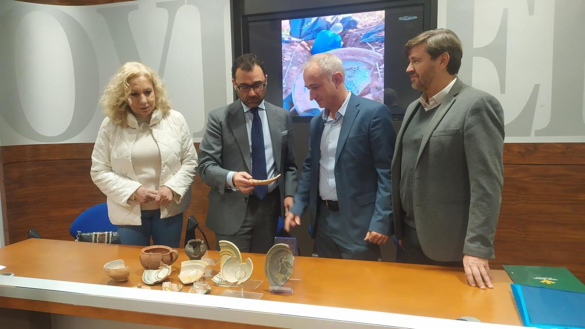 Por la izquierda, Eva Sánchez, David Álvarez, Alfonso Fanjul y Javier Nievas, en la presentación de los resultados arqueológicos, con una muestra de las piezas halladas en las últimas excavaciones de Faro.