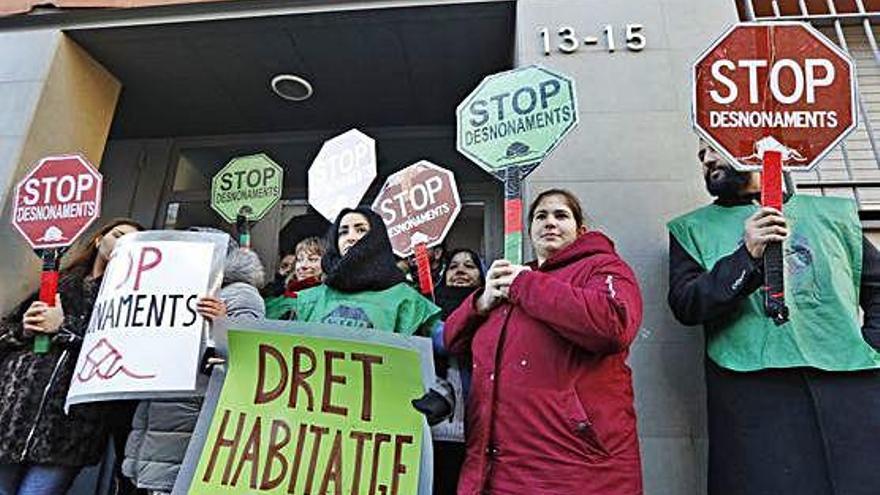 Imatge d&#039;arxiu d&#039;una manifestació de la PAH contra un desnonament aquest gener al carrer Santiago Ramon y Cajal, a Salt.