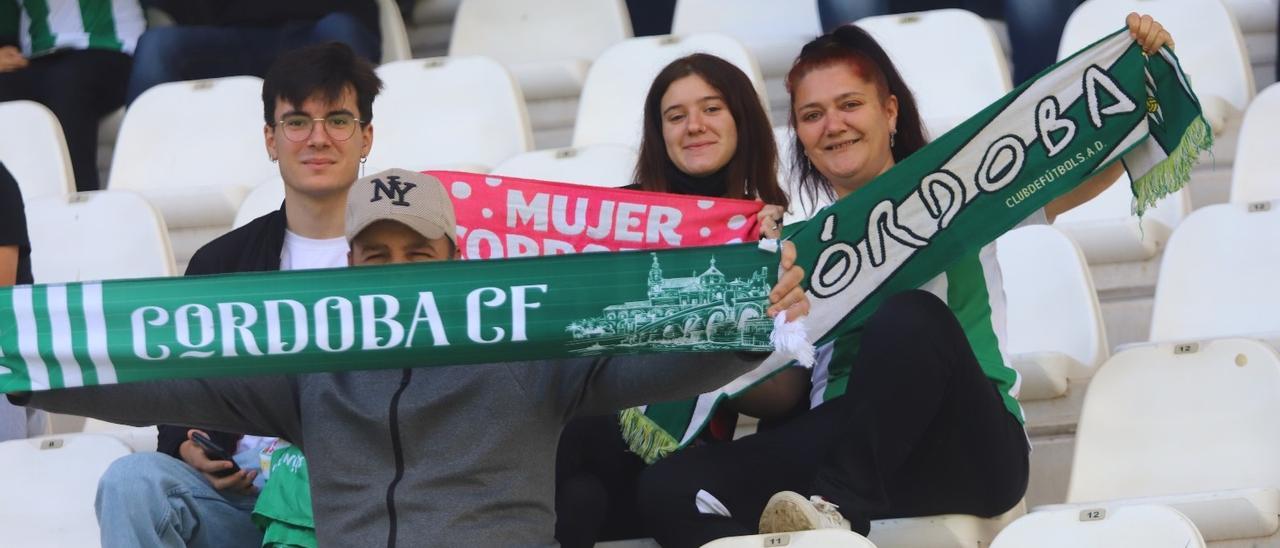 Aficionados blanquiverdes en las gradas de El Arcángel.