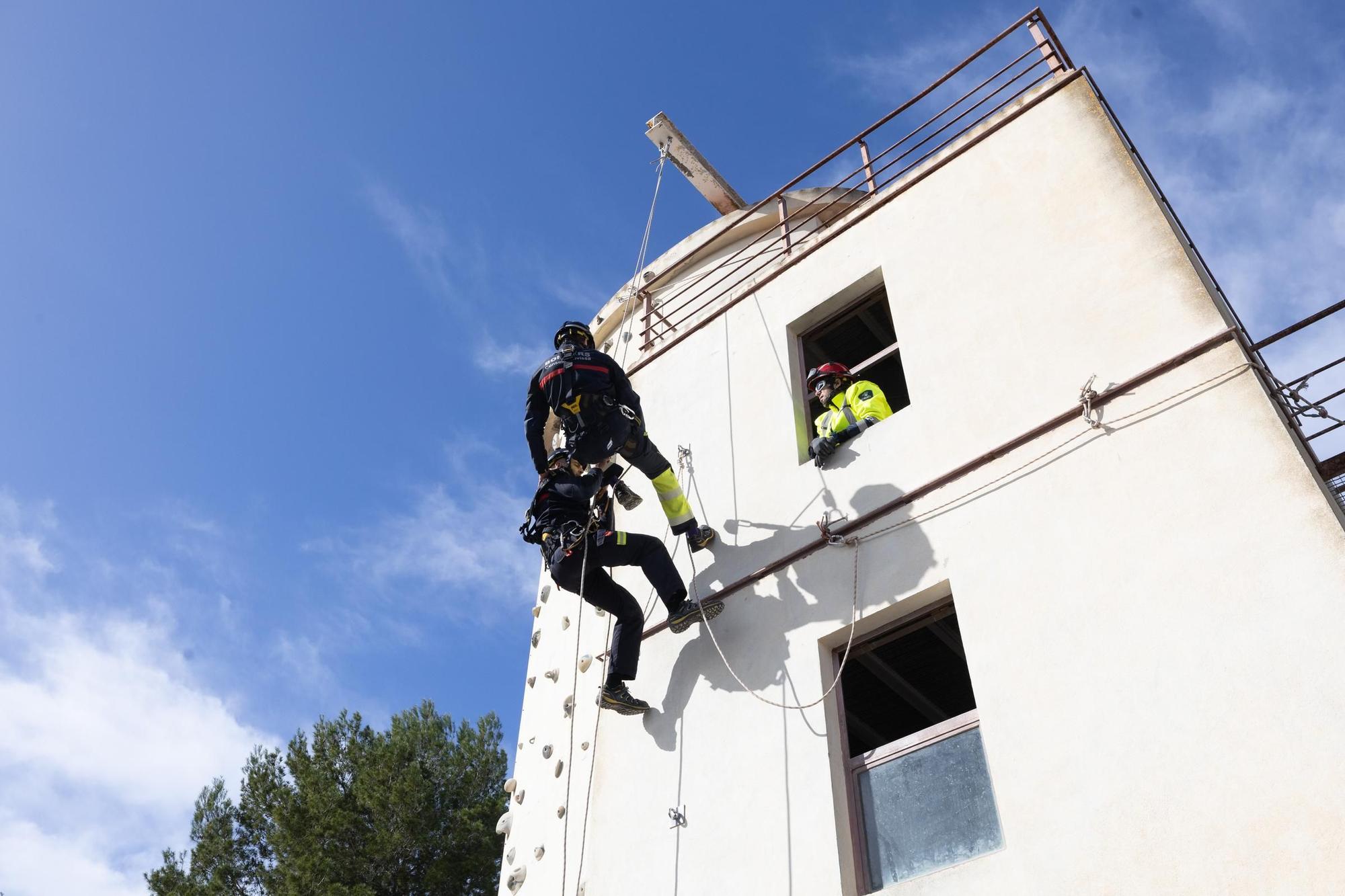 Rescates de los bomberos de Ibiza plantando cara al vértigo