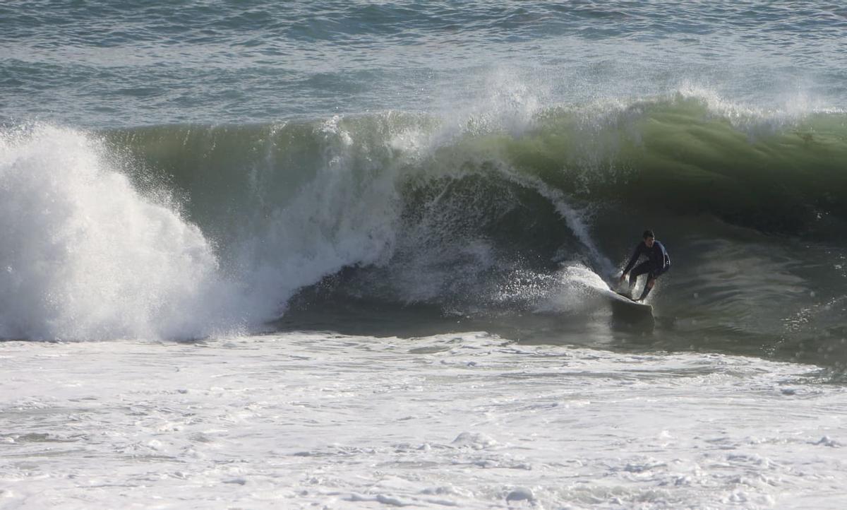 El temporal reúne a surfistas en busca de las mejores olas en la Caleta