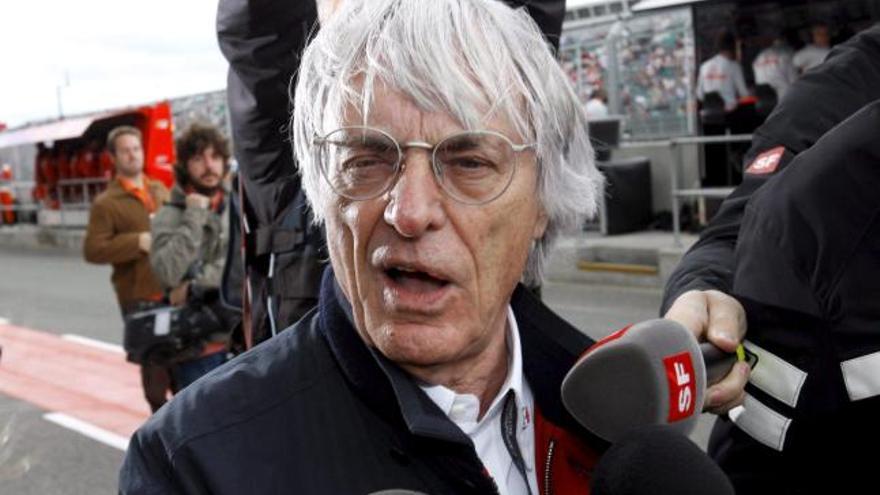 Bernie Ecclestone, atendiendo a los periodistas en el circuito de Silverstone.