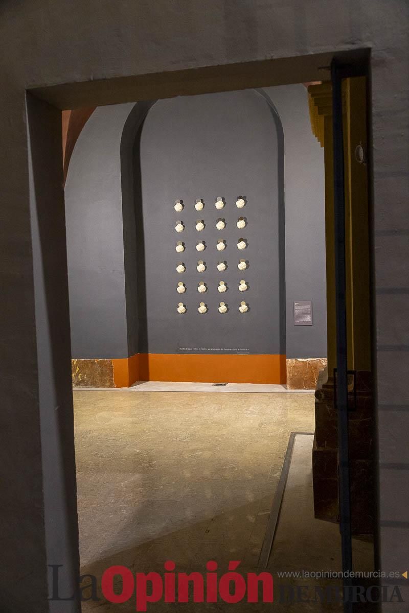 Así es la exposición 'Los Asomados' de Lidó Rico, que llega a Caravaca en su Año Jubilar