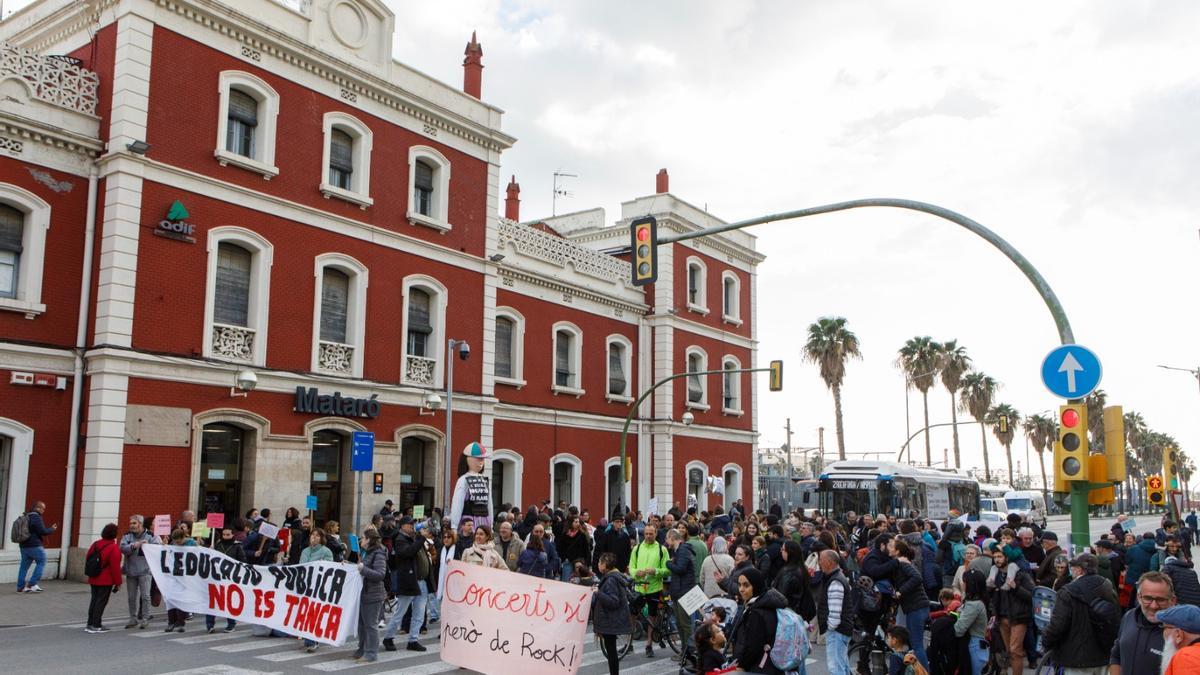 Protesta contra el cierre de grupos en la escuela pública a finales de marzo en Mataró.