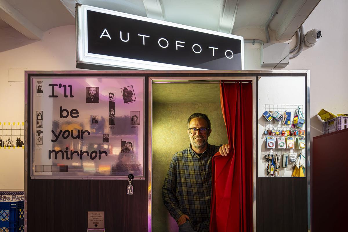 Barcelona 10/11/2025 OnBacelona. Autofoto es la empresa que está volviendo a poner de moda los fotomatones analógicos. Ya han instalado 6 en Barcelona. Son bastante virales en TikTok. He quedado con uno de los socios en el que tienen en Dubblefilm. PERSONA: Francesc Romani, socio de Autofoto. AUTOR: MANU MITRU