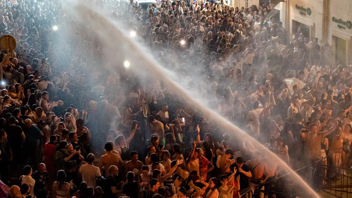 Aspecto que presentaba la Plaza del Ayuntamiento en la multitudinaria cremà del año pasado.