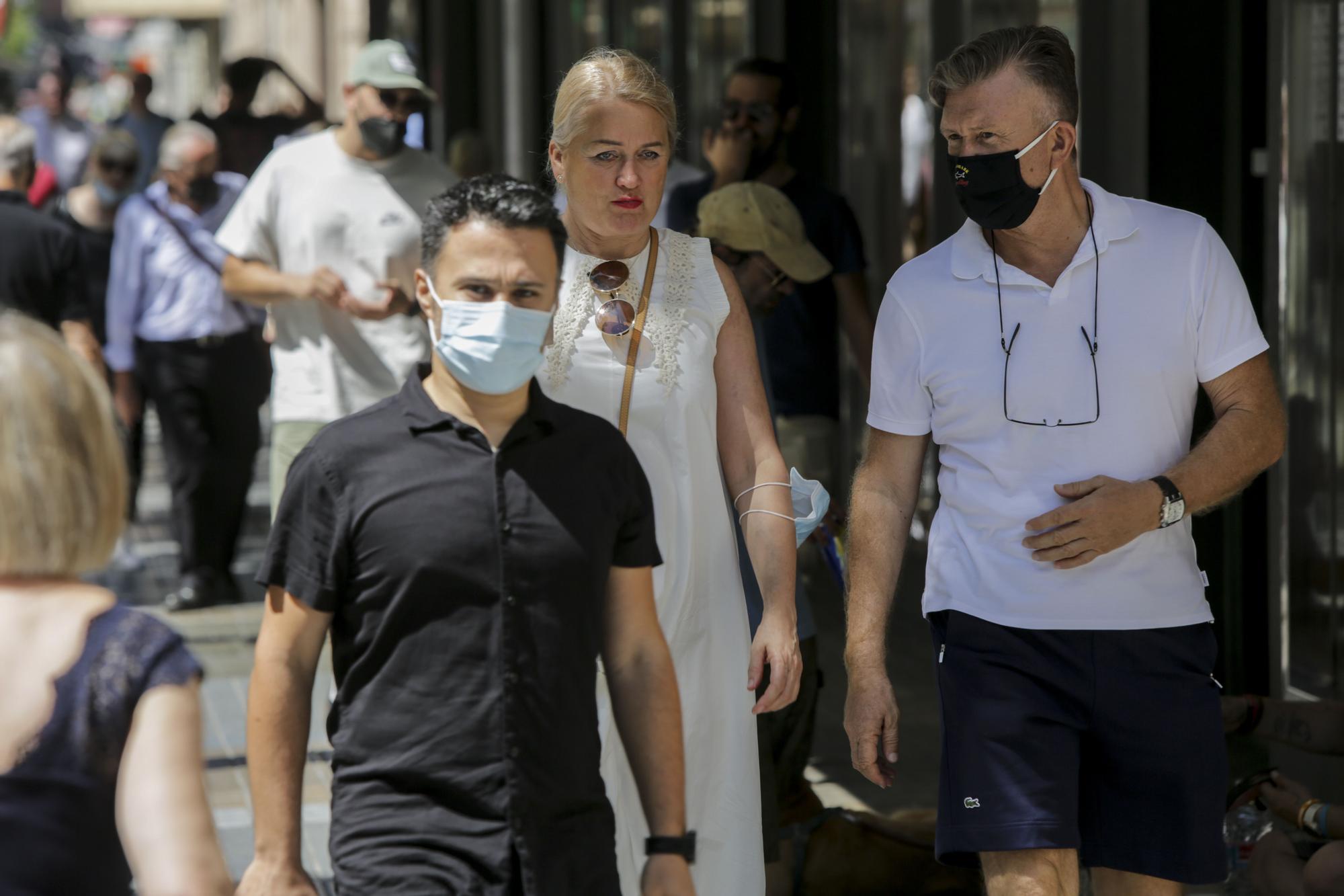 Valencia no se quita la mascarilla en plena calle