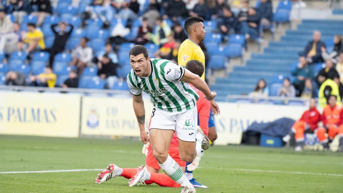 Adrián Fuentes celebra un gol con el Córdoba en Las Palmas.