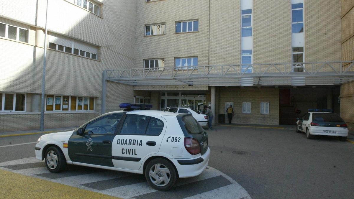 Vehículos de la Guardia Civil, a las puertas del Hospital General en una imagen de archivo.