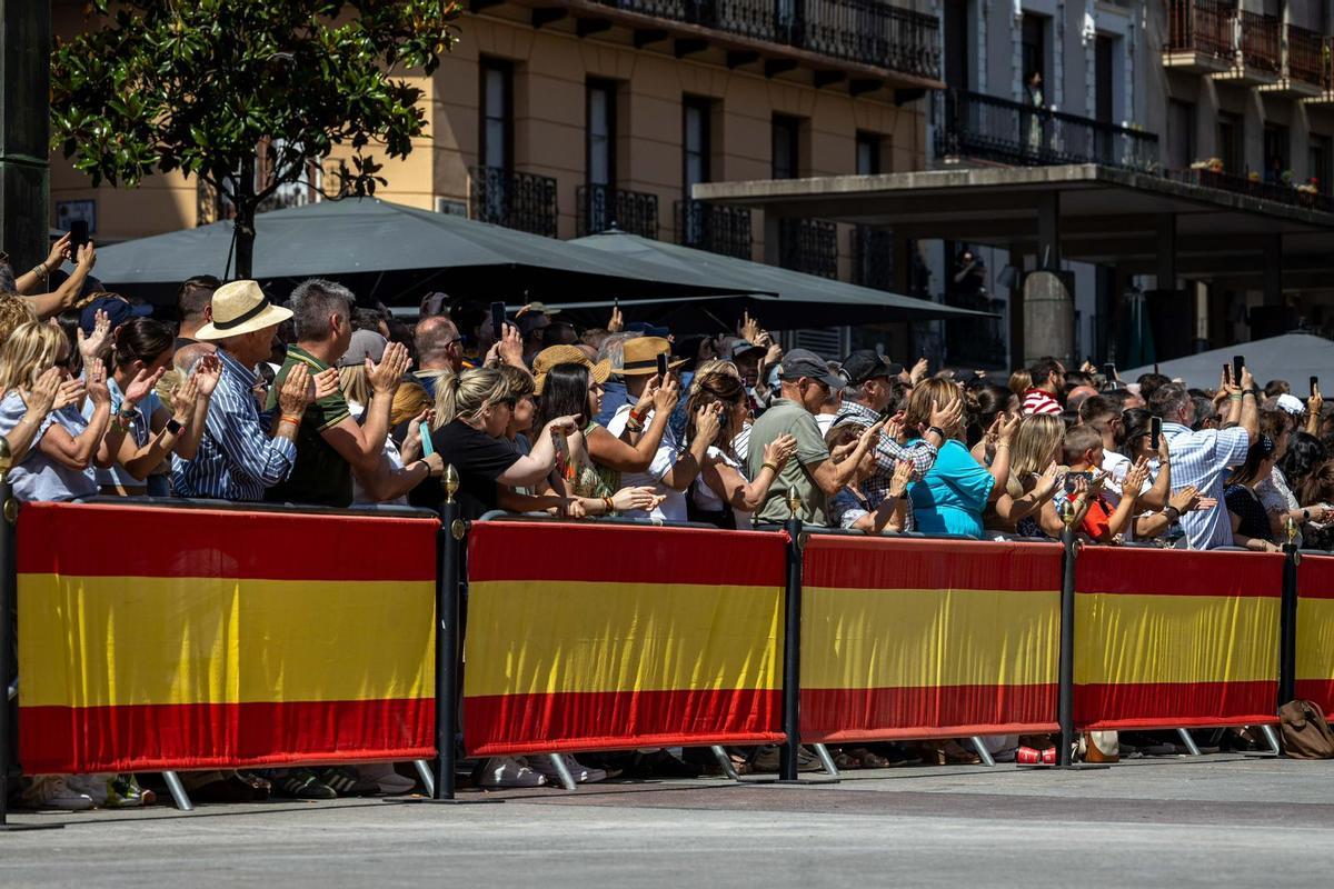 Decenas de zaragozanos, en el Día de las Fuerzas Armadas en la plaza del Pilar, este sábado.