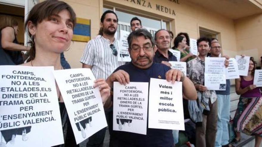 Protesta protagonizada por integrantes de la Plataforma en Defensa de la Enseñanza Pública la semana pasada en el Instituto La Asunción de Elche.