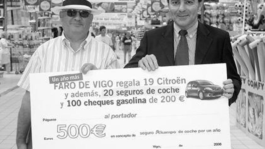 Eugenio Cameselle recibió el seguro de coche de 500 euros de la mano de Javier Giráldez. /rafa estévez