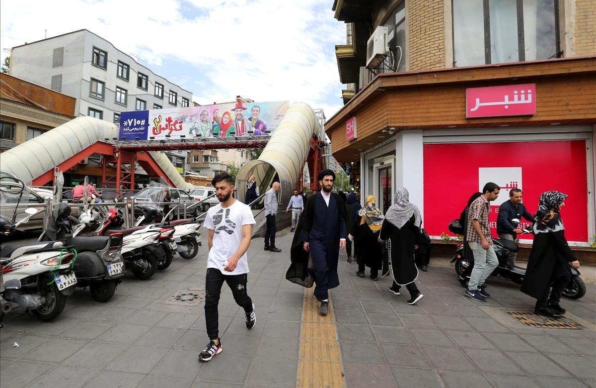 Iraníes caminan por la plaza Tajrish, en el norte de Teherán. Irán anunció hoy que había dejado de respetar los límites de sus actividades nucleares acordadas en un acuerdo de 2015 con las principales potencias hasta que encuentren una manera de eludir las renovadas sanciones estadounidenses. (Foto por ATTA KENARE / AFP)