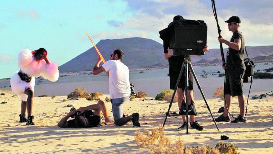 Una modelo posa para un equipo de publicidad en las dunas de Corralejo, en Fuerteventura.