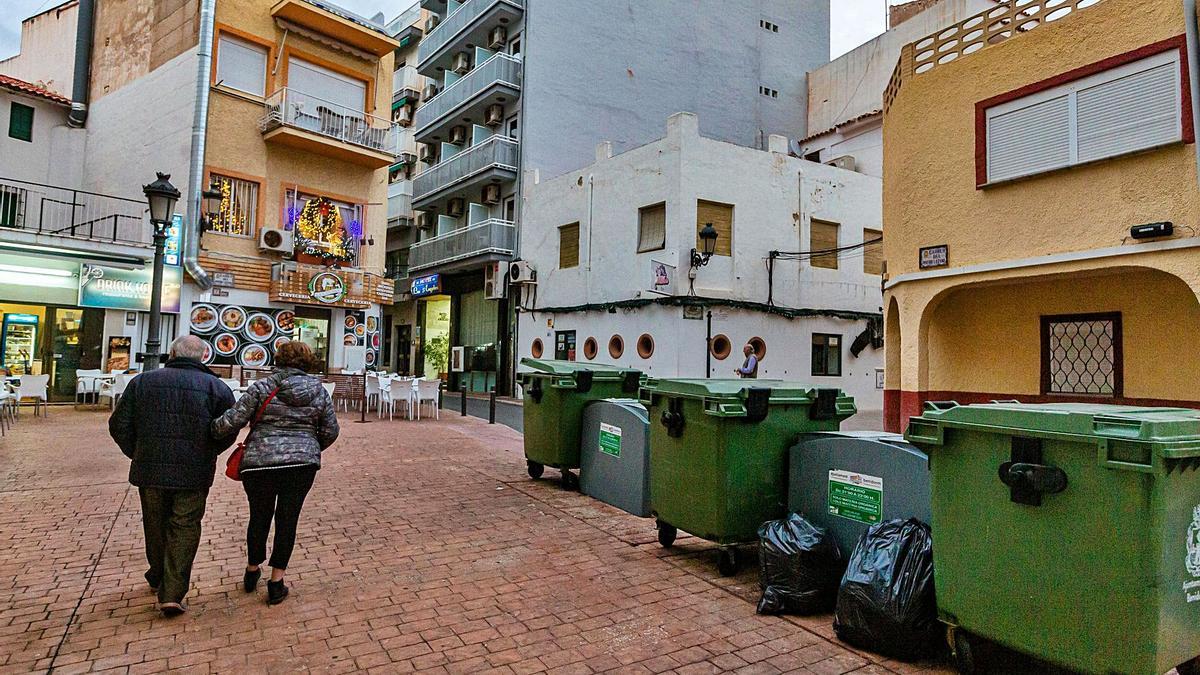 Contenedores de basura en una de las calles del centro de Benidorm, en una imagen de archivo.