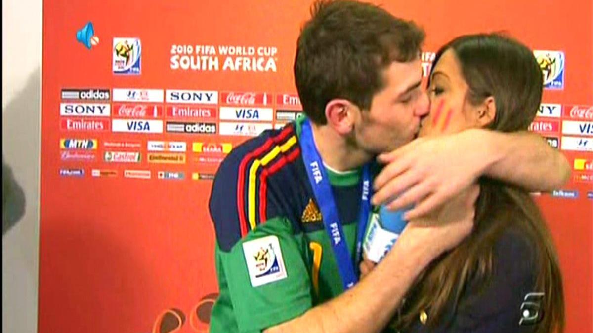 Natura martes Concesión Sara Carbonero e Iker Casillas: así empezó la historia de amor con 'El  Beso' del Mundial